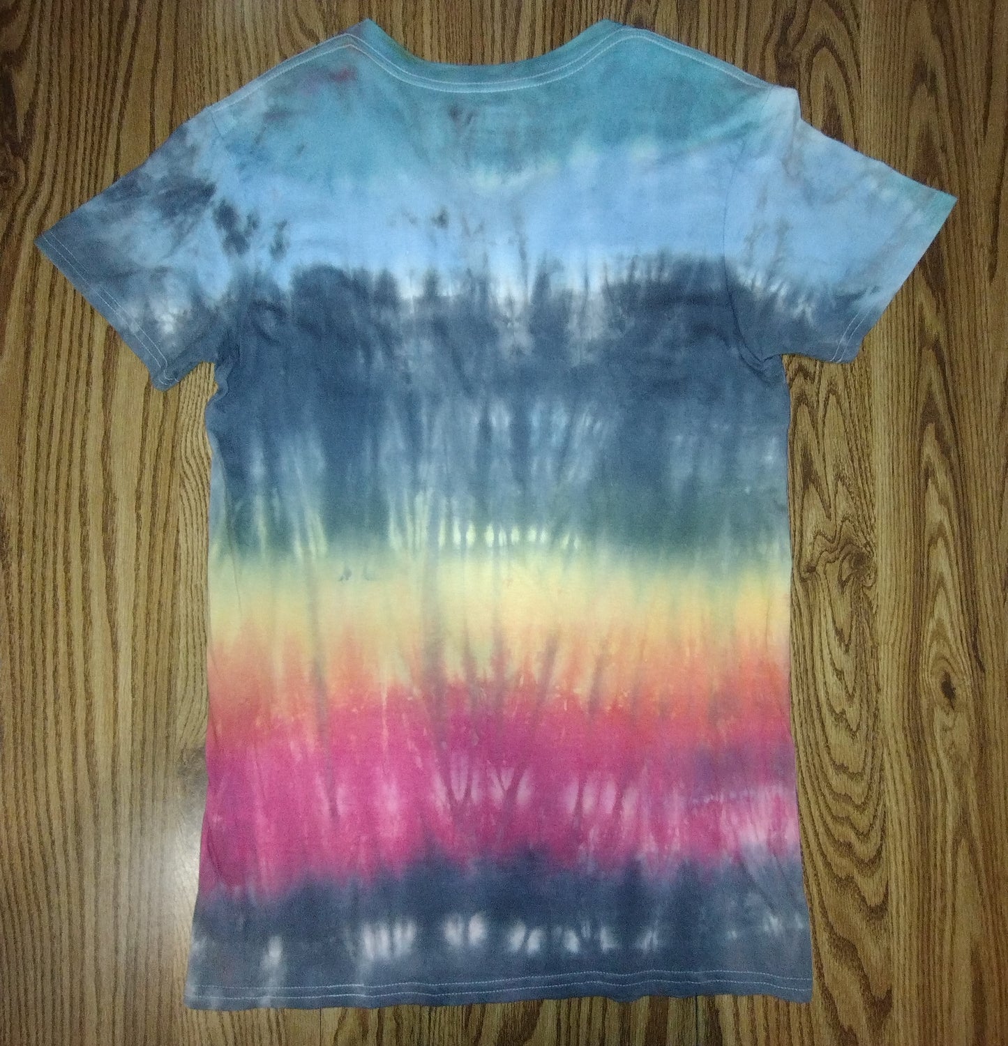 Liquid Dye V-neck - Medium